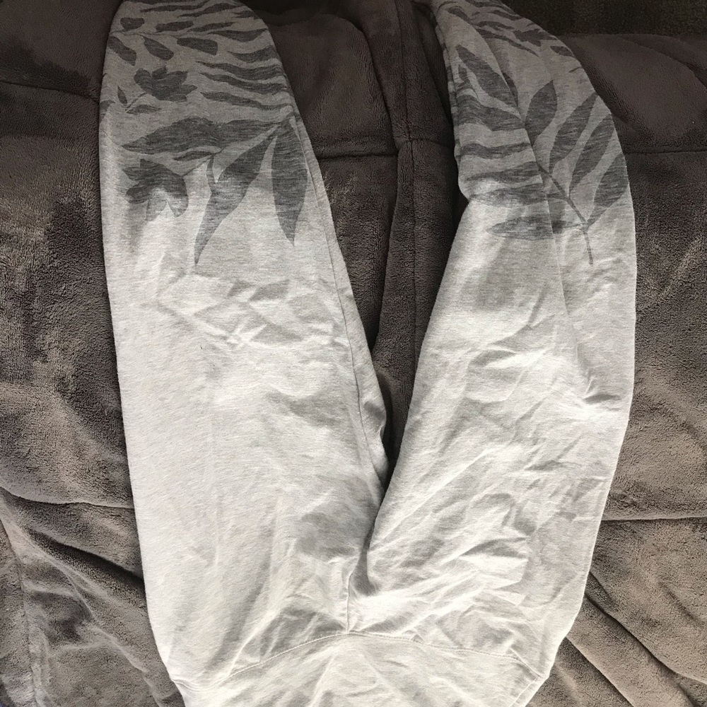Aerie grey lead patterned leggings
